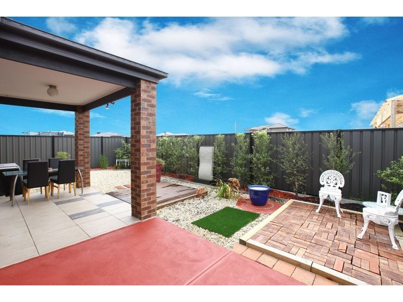 48 Bluebird Way, Roxburgh Park VIC 3064