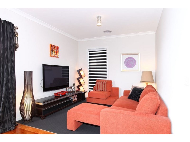 48 Bluebird Way, Roxburgh Park VIC 3064