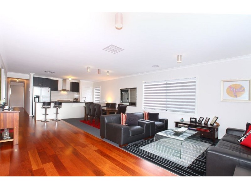 48 Bluebird Way, Roxburgh Park VIC 3064