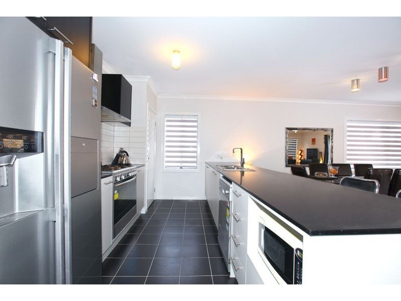 48 Bluebird Way, Roxburgh Park VIC 3064