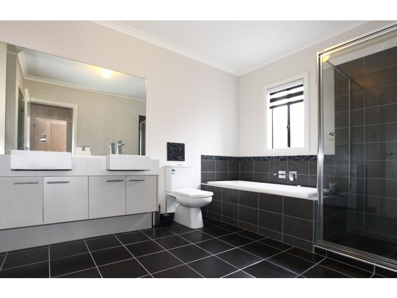 48 Bluebird Way, Roxburgh Park VIC 3064