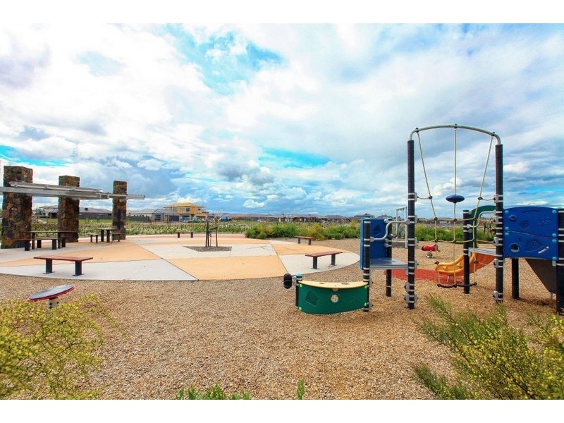 48 Bluebird Way, Roxburgh Park VIC 3064