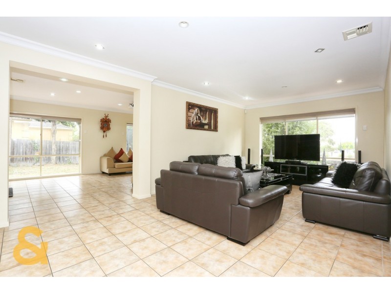 31 McKenzie Crescent, Roxburgh Park VIC 3064