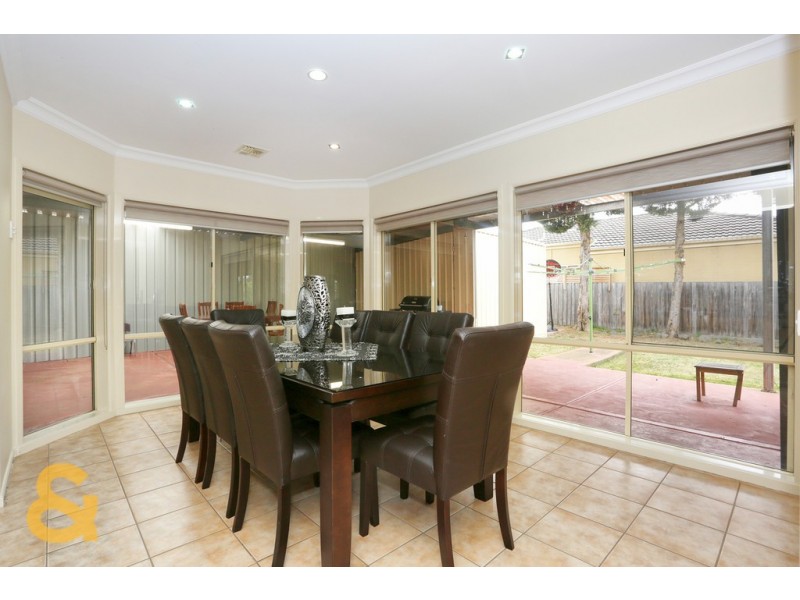 31 McKenzie Crescent, Roxburgh Park VIC 3064