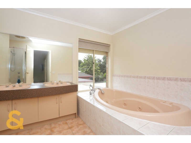 31 McKenzie Crescent, Roxburgh Park VIC 3064