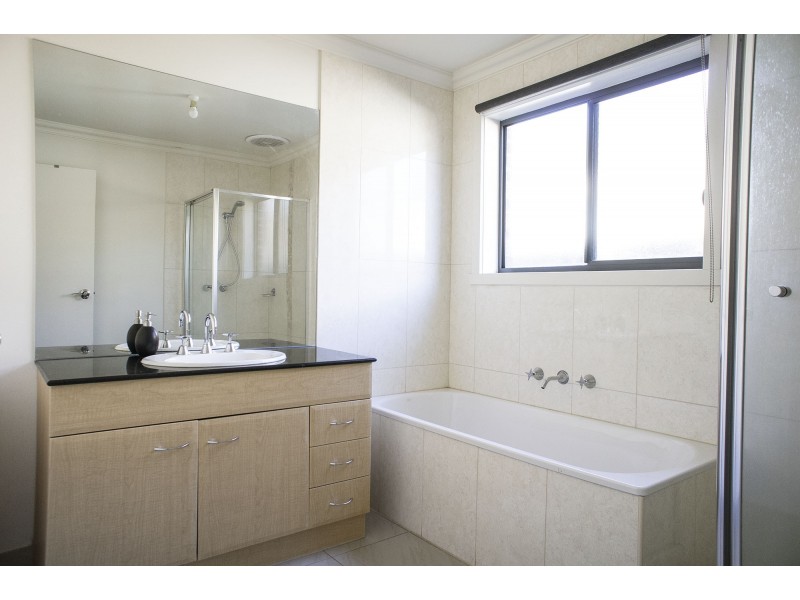 20 Brushwood Circuit, Roxburgh Park VIC 3064