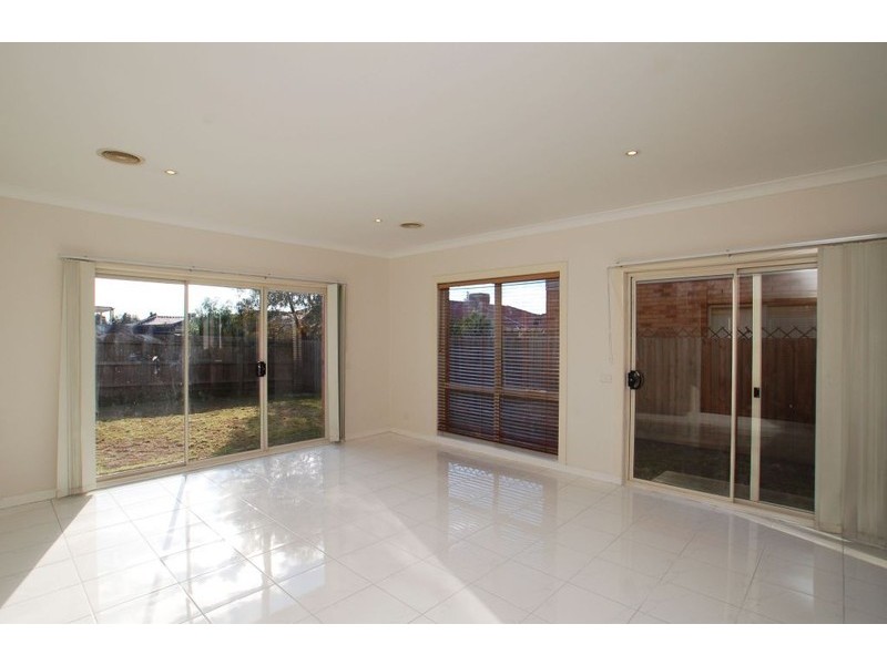 17 Donvale Avenue, Roxburgh Park VIC 3064