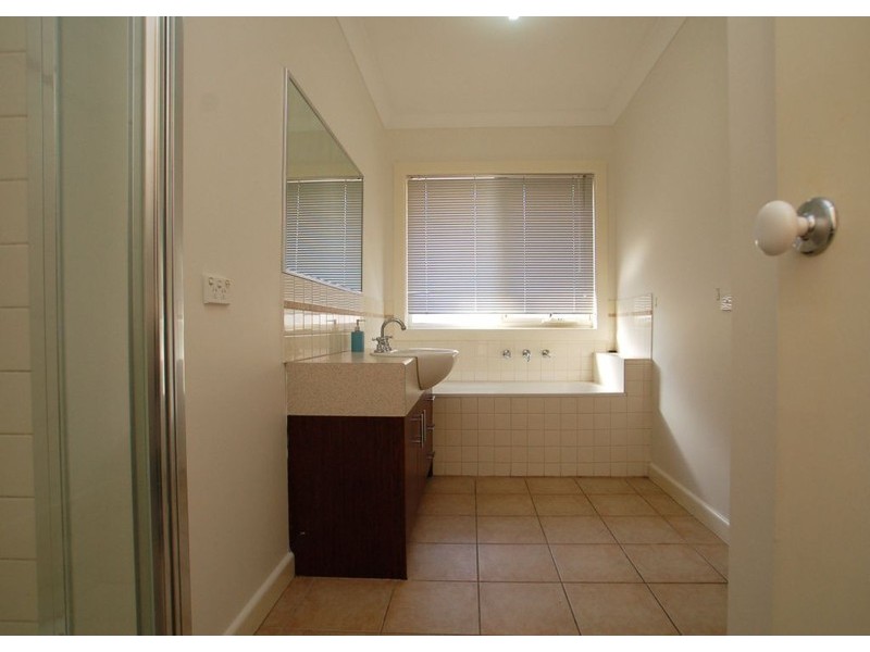 17 Donvale Avenue, Roxburgh Park VIC 3064