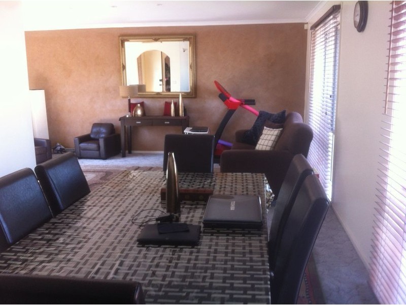 8 Linden Close, Meadow Heights VIC 3048