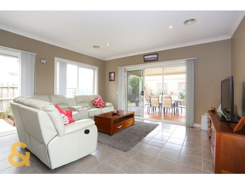 23 Donvale Avenue, Roxburgh Park VIC 3064