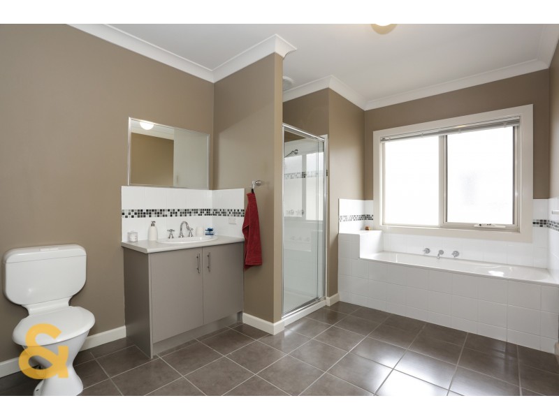 23 Donvale Avenue, Roxburgh Park VIC 3064