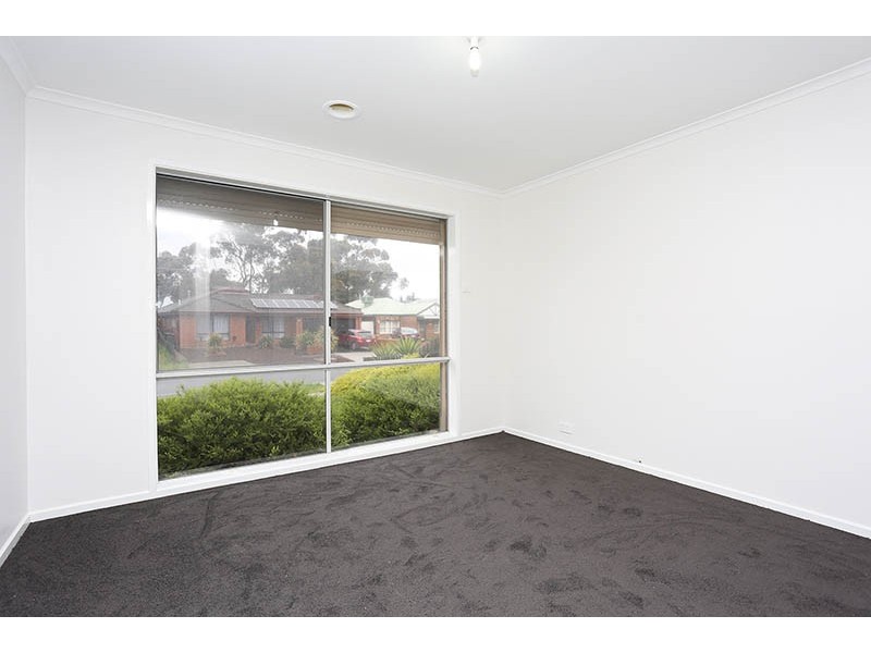 9 Edgecombe Way, Roxburgh Park VIC 3064