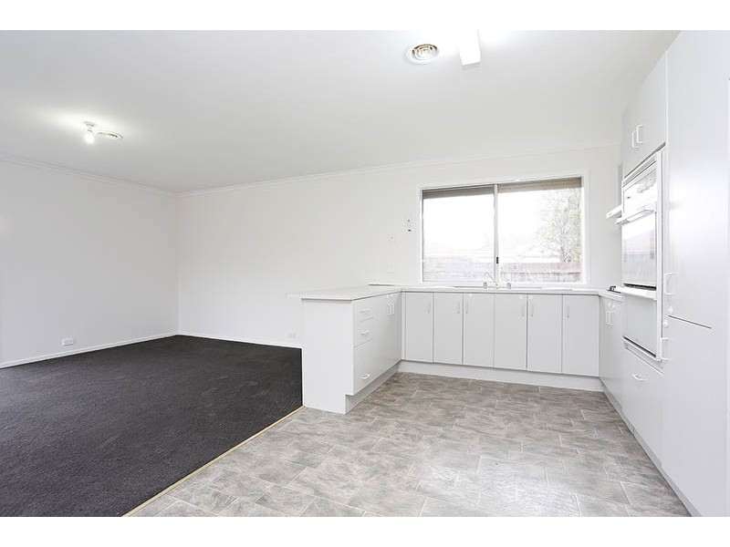 9 Edgecombe Way, Roxburgh Park VIC 3064