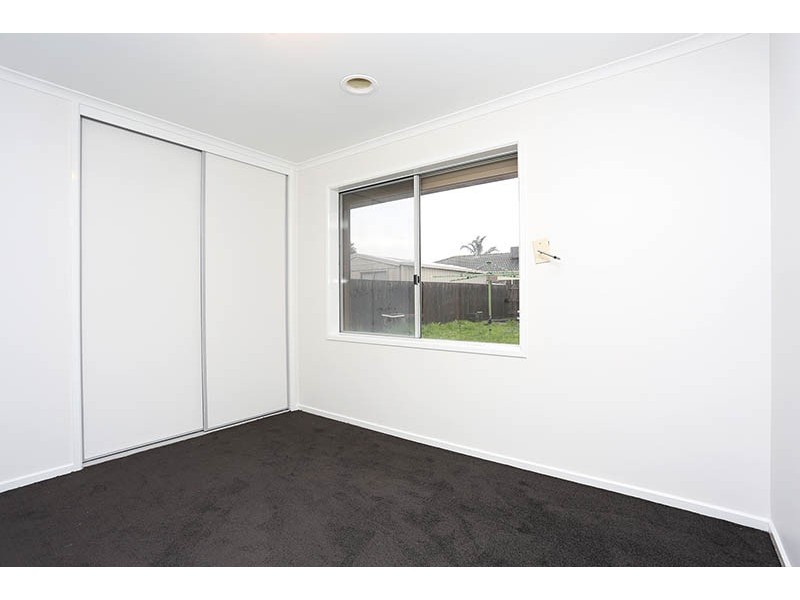 9 Edgecombe Way, Roxburgh Park VIC 3064