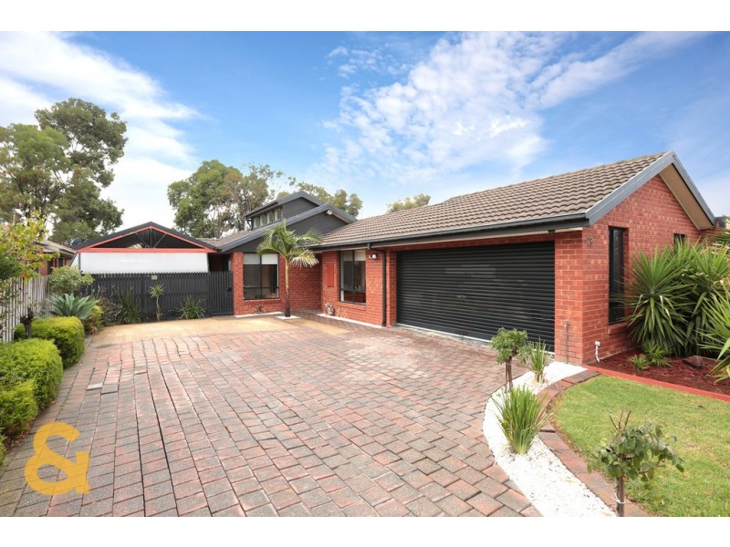 26 Edgecombe Way, Roxburgh Park VIC 3064