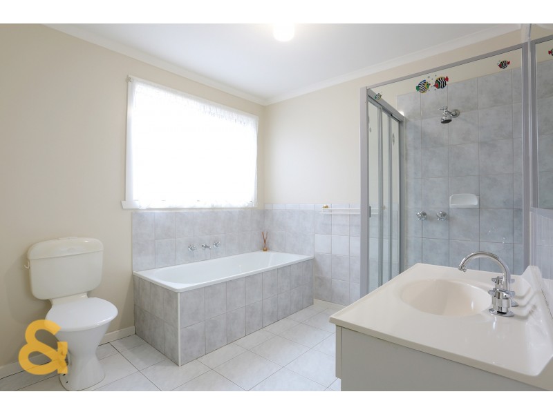 26 Edgecombe Way, Roxburgh Park VIC 3064