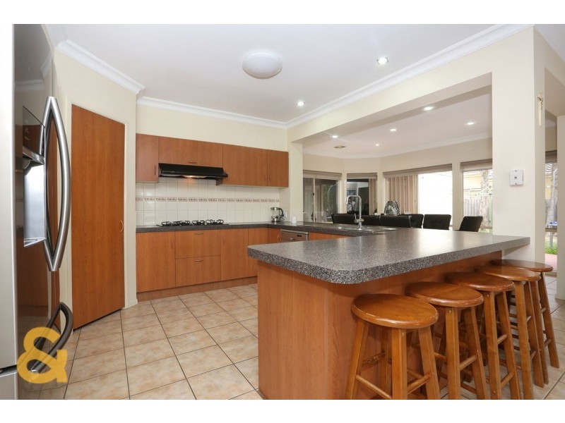 31 Mckenzie Crescent, Roxburgh Park VIC 3064