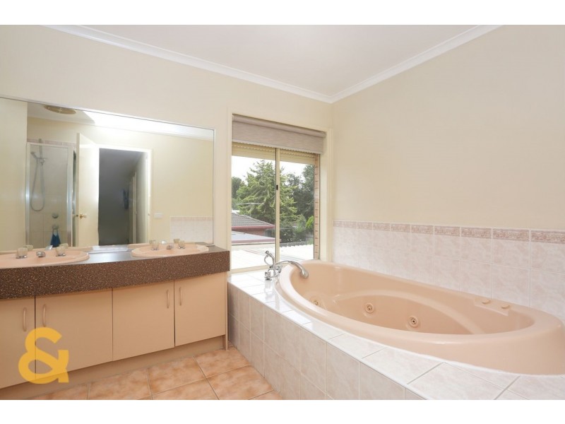 31 Mckenzie Crescent, Roxburgh Park VIC 3064