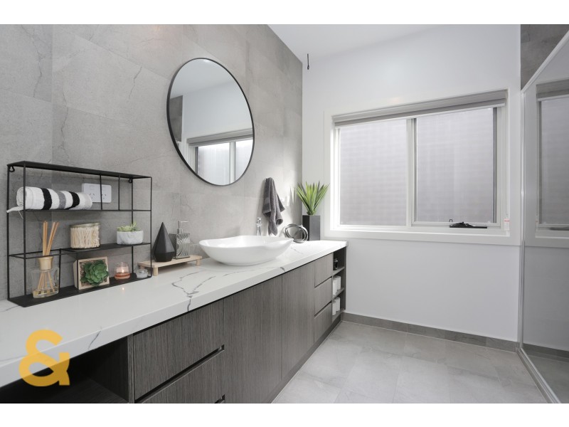 6 Mountaineer Drive, Roxburgh Park VIC 3064