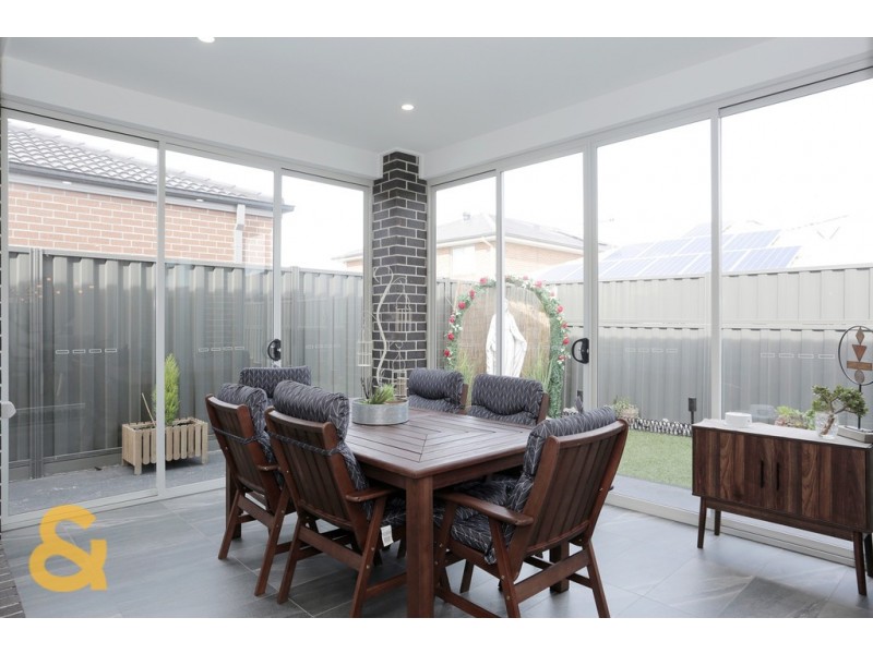 6 Mountaineer Drive, Roxburgh Park VIC 3064