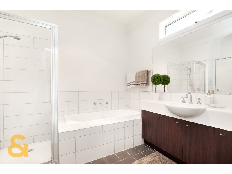 5 Crestview Close, Roxburgh Park VIC 3064