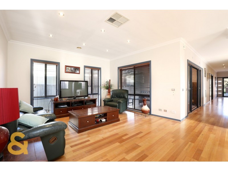 25 Dalwhinnie Crescent, Craigieburn VIC 3064