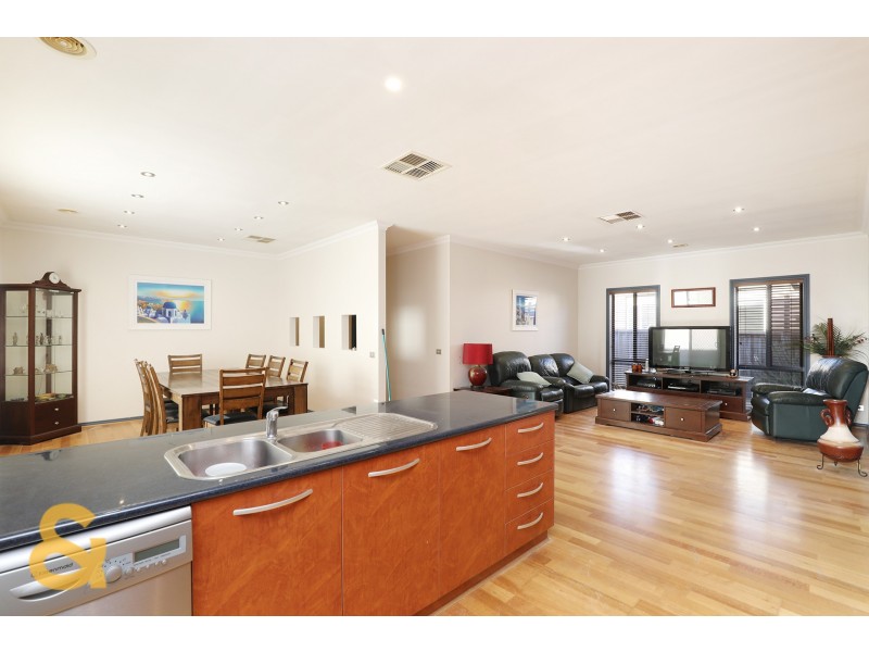 25 Dalwhinnie Crescent, Craigieburn VIC 3064