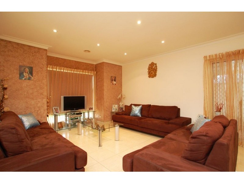 114 Rossiter Avenue, Roxburgh Park VIC 3064