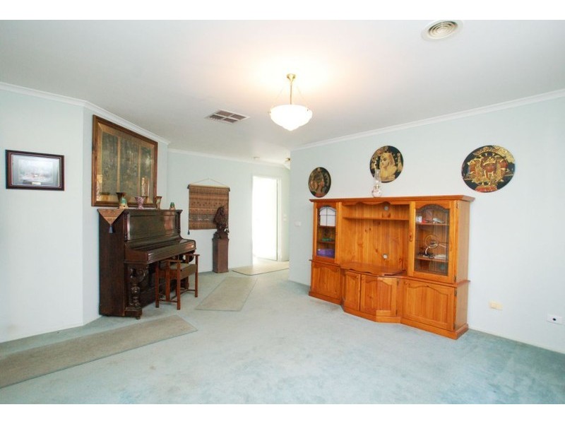 25 McConnell Crescent, Roxburgh Park VIC 3064