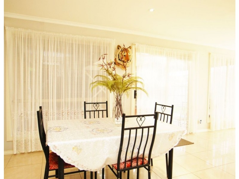 13 Athol Avenue, Roxburgh Park VIC 3064