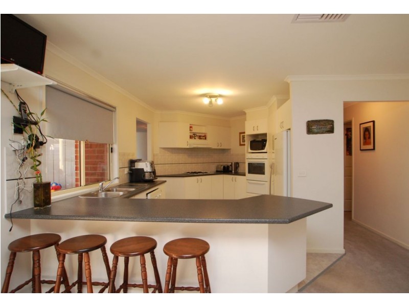 33 Salween Crescent, Roxburgh Park VIC 3064