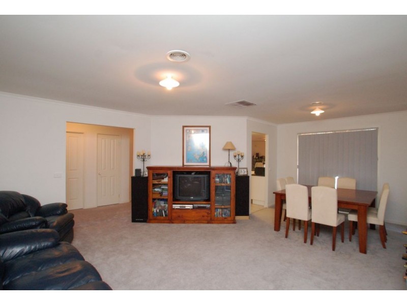 33 Salween Crescent, Roxburgh Park VIC 3064