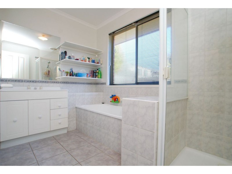 33 Salween Crescent, Roxburgh Park VIC 3064