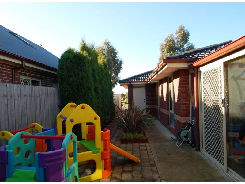 33 Salween Crescent, Roxburgh Park VIC 3064