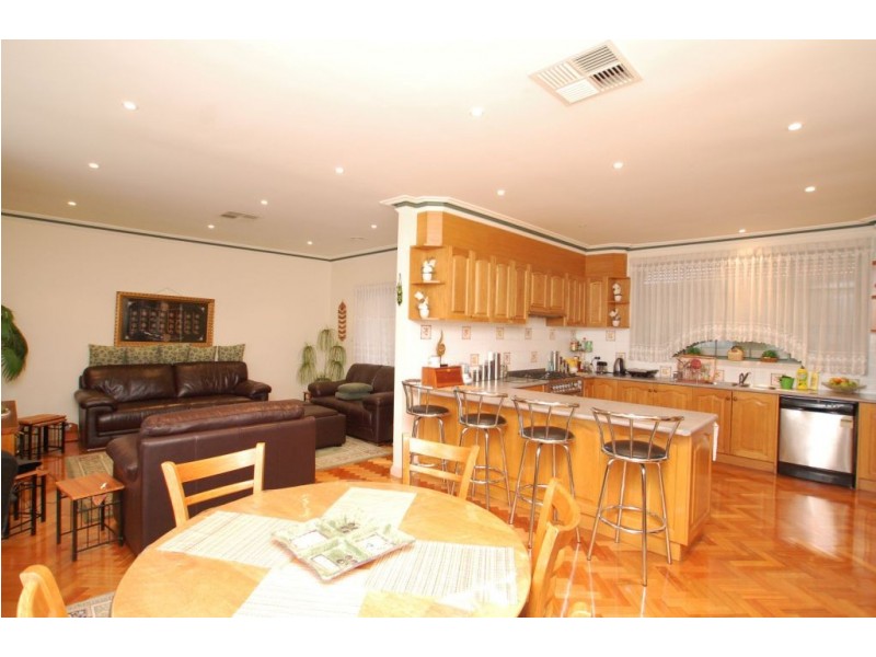 64 Mckenzie Crescent, Roxburgh Park VIC 3064