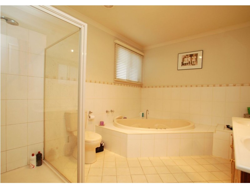 10 Deauville Green, Craigieburn VIC 3064