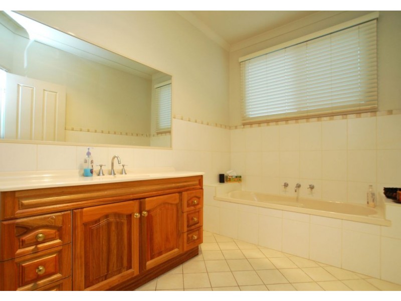 10 Deauville Green, Craigieburn VIC 3064