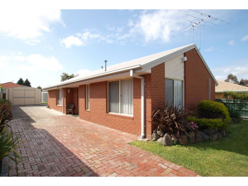 13 Molineux Way, Roxburgh Park VIC 3064