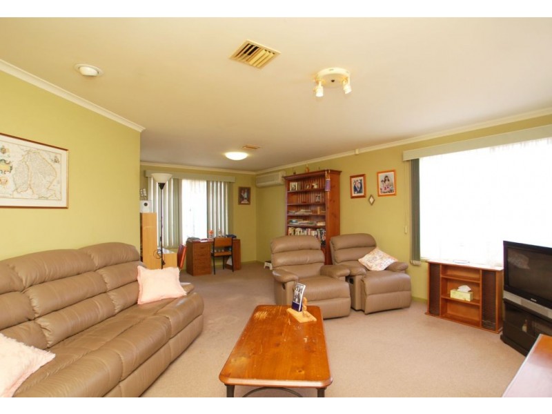 13 Molineux Way, Roxburgh Park VIC 3064