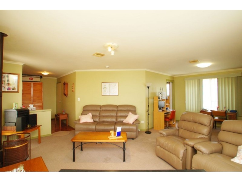 13 Molineux Way, Roxburgh Park VIC 3064