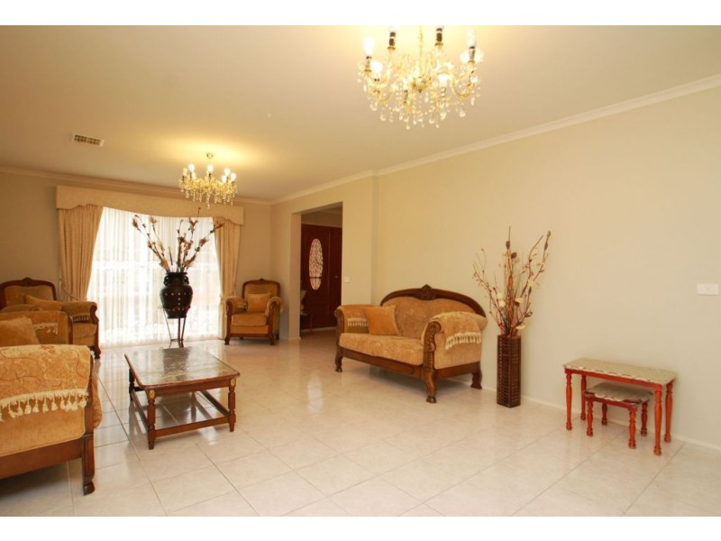 18 Salween Crescent, Roxburgh Park VIC 3064