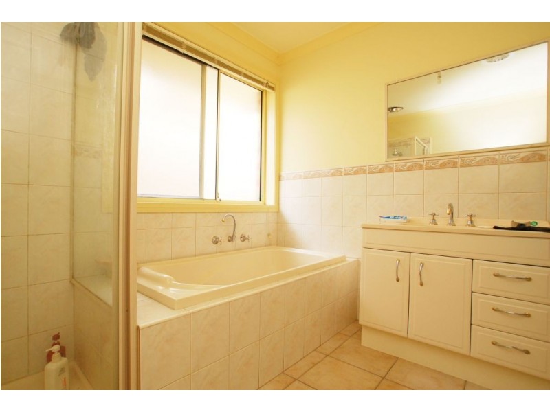 11 Wattleview Road, Roxburgh Park VIC 3064