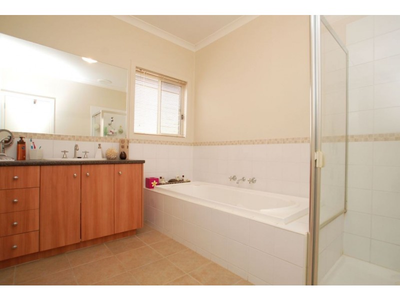27 The Garlands, Craigieburn VIC 3064