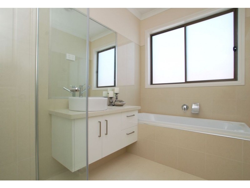 4 Hedges Street, Craigieburn VIC 3064