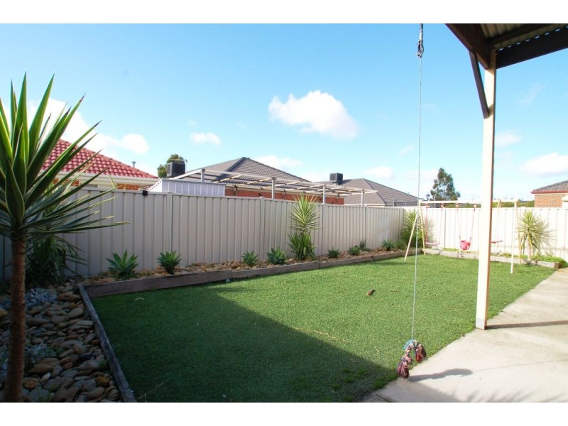 17 Bay Meadow Green, Craigieburn VIC 3064