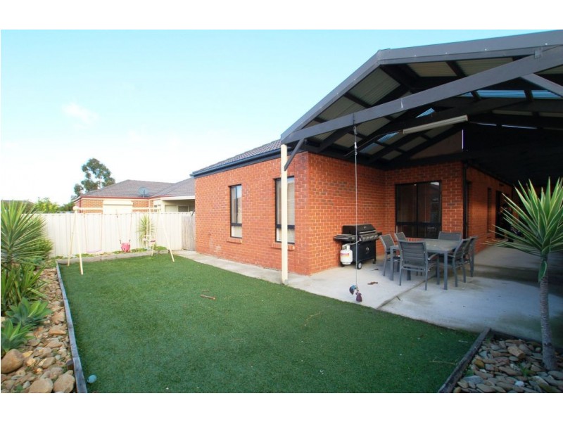 17 Bay Meadow Green, Craigieburn VIC 3064