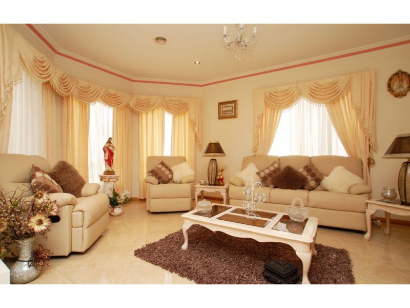 68 Lockwood Drive, Roxburgh Park VIC 3064