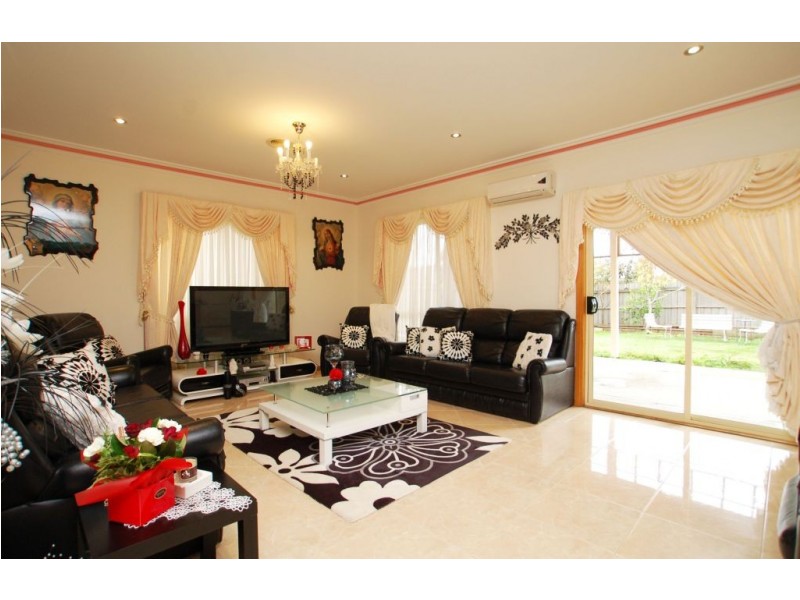 68 Lockwood Drive, Roxburgh Park VIC 3064