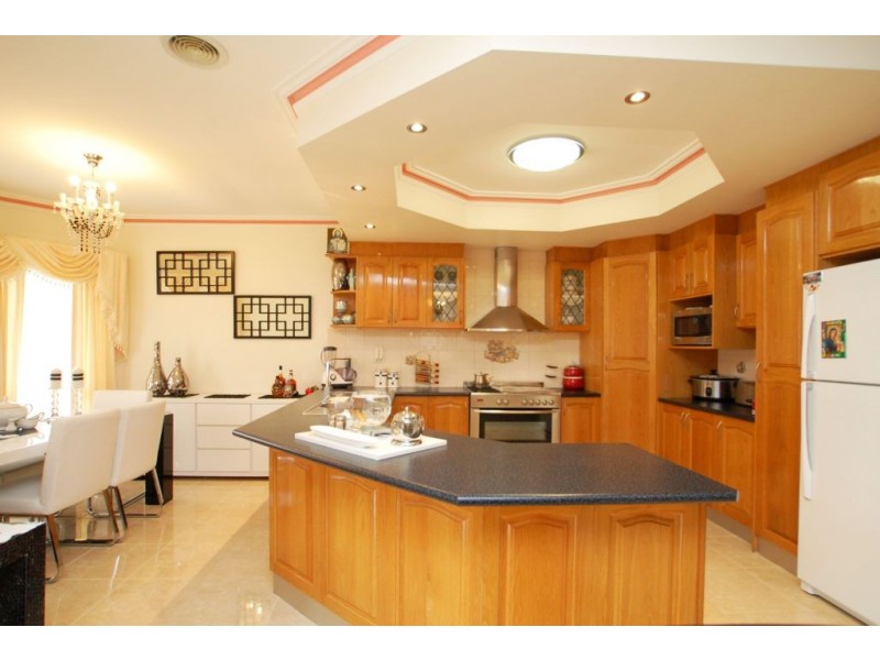 68 Lockwood Drive, Roxburgh Park VIC 3064