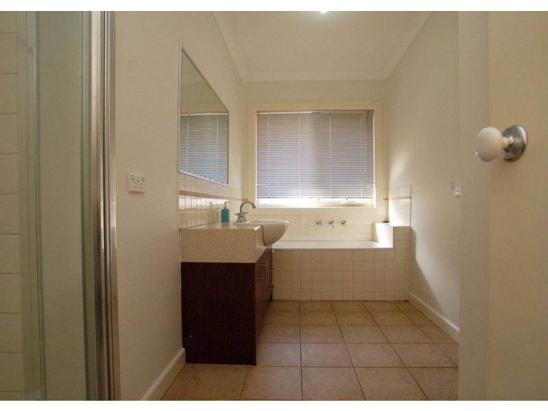 17 Donvale Avenue, Roxburgh Park VIC 3064